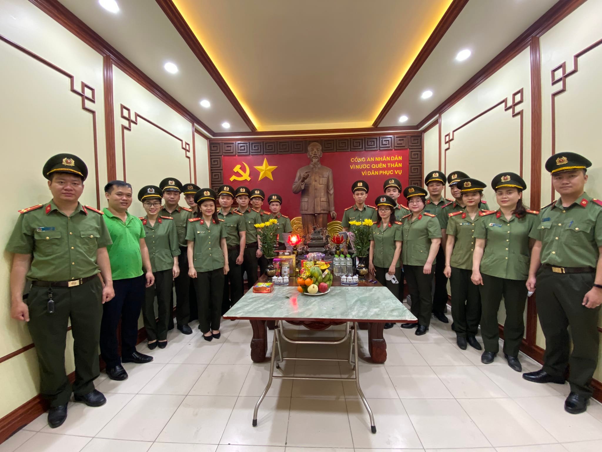 Đoàn khối Tham mưu - Xây dựng lực lượng - Hậu cần - CATP Dâng hương báo công Bác Hồ tại Phòng Truyền thống CATP